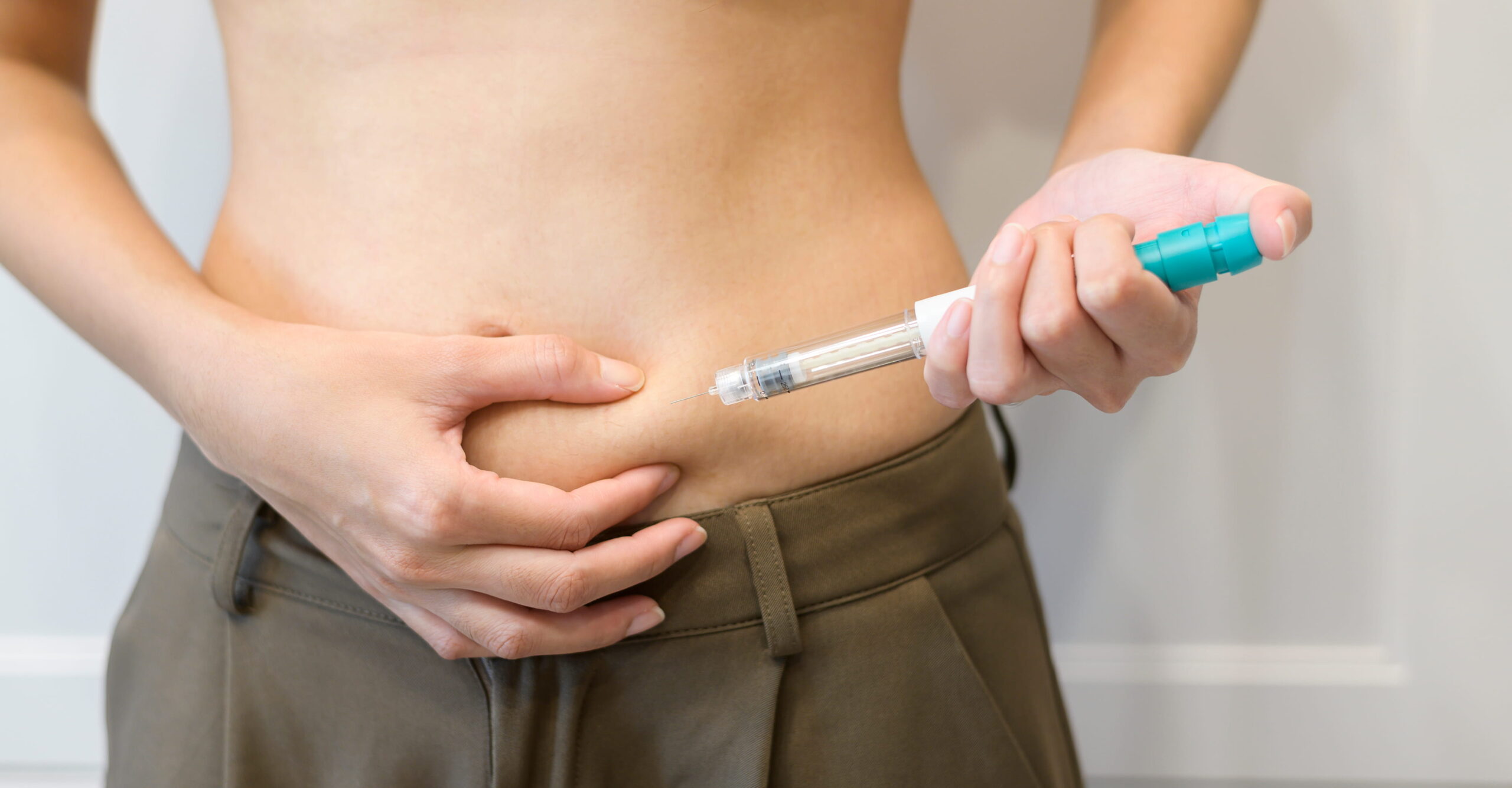 home-staging_01 Injection into abdomen, healthcare and medical treatment